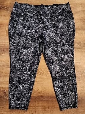 Livi Lane Bryant Pants Activewear 26/28 Pull-On Crop Stretch Pockets Comfort